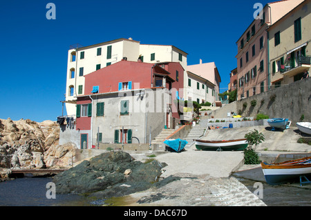 Barche da pesca e case Marciana Marina Isola d'Elba toscana italia Foto Stock