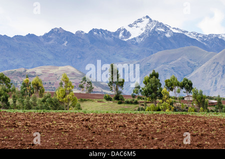 Coperta di neve montagne delle Ande paesaggio montuoso sopra la Valle Sacra vicino a Maras, Perù. Foto Stock