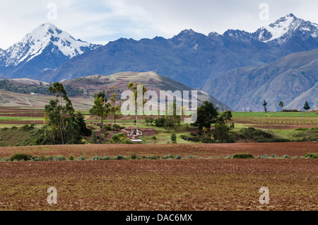 Coperta di neve montagne delle Ande paesaggio montuoso sopra la Valle Sacra vicino a Maras, Perù. Foto Stock