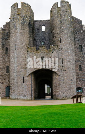 Il ben fortificato cancello principale e barbican torre come visto dall'esterno ward, Pembroke Castle Foto Stock