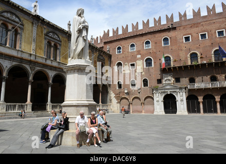 Verona Italia statua di Dante in Piazza dei Signori Foto Stock