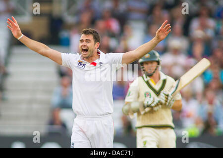 Nottingham, Regno Unito. 10 Luglio, 2013. L'Inghilterra del James Anderson appelli per il paletto di Chris Rogers durante il giorno uno dei primi Investec Ceneri Test match a Trent Bridge Cricket Ground sulla luglio 10, 2013 a Nottingham, Inghilterra. Credito: Mitchell Gunn/ESPA/Alamy Live News Foto Stock