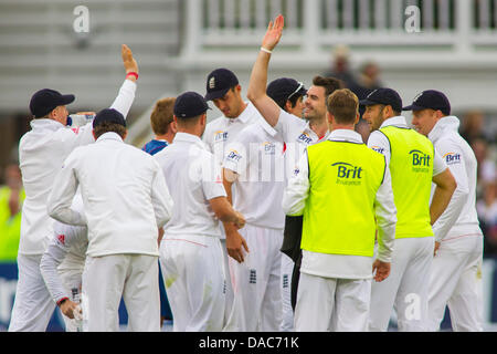 Nottingham, Regno Unito. 10 Luglio, 2013. L'Inghilterra del James Anderson festeggia tenendo il paletto di Chris Rogers durante il giorno uno dei primi Investec Ceneri Test match a Trent Bridge Cricket Ground sulla luglio 10, 2013 a Nottingham, Inghilterra. Credito: Mitchell Gunn/ESPA/Alamy Live News Foto Stock