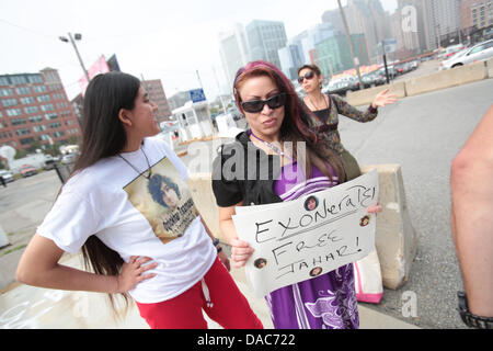 Boston, Massachusetts, USA. 10 Luglio, 2013. Tenendo un cartello, KARINA FIGUEROA proteste a sostegno dell accusato Boston Marathon bombardiere Tsarnaev Dzhokhar fuori di noi la corte distrettuale di Boston oggi. Figueroa, 35 una New York City residente, detto lei crede che Tsarnaev - il cui primo nome ha scritto come "Jahar" - è accusato ingiustamente. Il Tribunale federale è previsto per essere imballate per la arraignment di 19-anno-vecchio Dzhokhar Tsarnaev. Sarà la prima volta che è stato visto in pubblico dal momento che il suo arresto. Egli è stato caricato con usando un arma di distruzione di massa in 15 aprile esplosioni che hanno ucciso tre pe Foto Stock