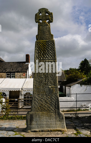 Il splendidamente conservati 13 piede alta Carew Celtic Cross complessamente intarsiato con una ben definita knotwork e key-design pattern. Foto Stock