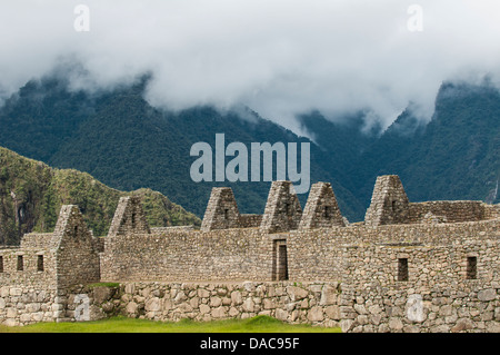 Machu Picchu UNESCO World Heritage Site antica pietra Inca rimane rovine, Aguas Calientes, Perù. Foto Stock