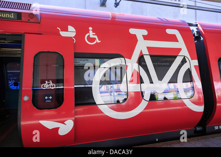 S Treno con ciclo, passeggini e sedie a rotelle il trasporto in città Vesterport stazione ferroviaria, Copenhagen, Danimarca Foto Stock