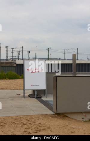 HafenCity Universität stazione della metropolitana tra lotti di vuoto e di costruzione in corso nel giugno 2013 ad Amburgo, in Germania. Foto Stock