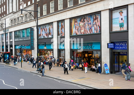 Marciapiede occupato con gli acquirenti fuori Primark, abbigliamento veloce, negozi, negozi, negozi, negozi, negozi, negozi, finestre, Oxford Street West End, Londra, Inghilterra Foto Stock