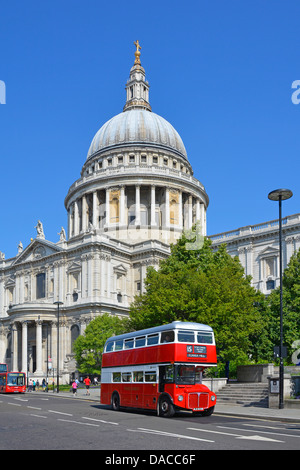 St Pauls Cathedral con red Routemaster bus sul numero 15 heritage itinerario turistico Foto Stock