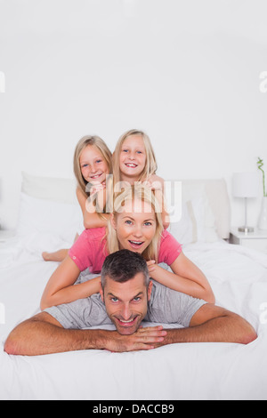 L uomo dando una piggy back per la sua famiglia Foto Stock