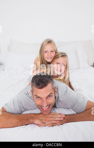 L uomo dando una piggy back per i suoi figli Foto Stock