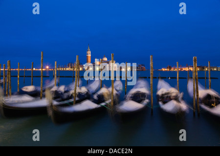 Coperta di neve gondole all'alba, San Giorgio Maggiore, Venezia, Italia Foto Stock