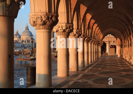 Le arcate del palazzo ducale di sunrise, Venezia, Italia Foto Stock