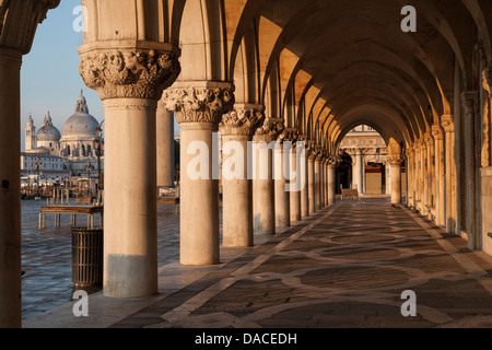 Le arcate del palazzo ducale di sunrise, Venezia, Italia Foto Stock