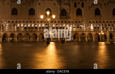 Aqua alta, alta marea, Piazza San Marco, Venezia, Italia Foto Stock