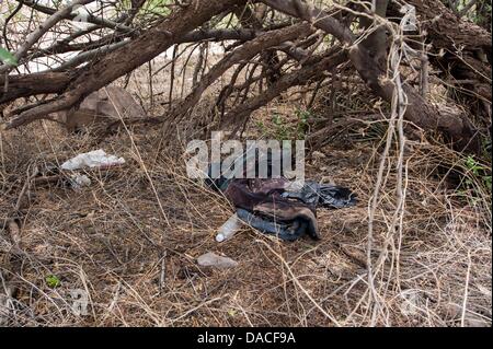 Luglio 10, 2013 - Nogales, Arizona, Stati Uniti - scartata abbigliamento e bottiglie di acqua per contrassegnare un punto di appoggio o drop-off zona a poche centinaia di metri da la recinzione di confine vicino a Nogales, in Arizona (Credito Immagine: © sarà Seberger/ZUMAPRESS.com) Foto Stock