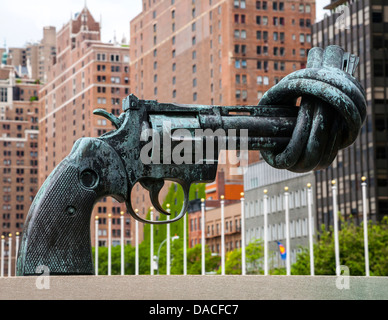 La pistola annodato scultura da Carl Fredrick Reutersward, il palazzo delle Nazioni Unite, Manhattan NYC, Stati Uniti d'America. Foto Stock