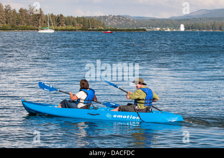 Giovane kayak su Big Bear Lake, California. Foto Stock