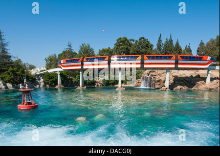 La monorotaia e viaggio sottomarino ride Disneyland, Anaheim, California. Foto Stock