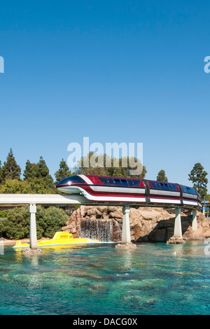 La monorotaia e viaggio sottomarino ride Disneyland, Anaheim, California. Foto Stock