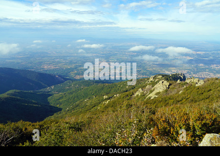 Vista dalla Alberes montagne oltre la pianura di Rossiglione , Pirenei orientali, Languedoc-Roussillon, Francia Foto Stock