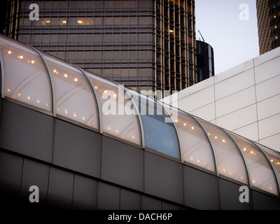 Vista in dettaglio del passaggio pedonale da Detroit il centro del Rinascimento per gli edifici al di là della strada Foto Stock