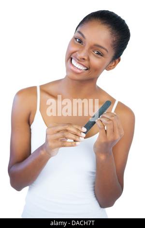 Sorridente giovane donna con lima per unghie Foto Stock