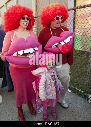 Blocco di Halloween party nella sezione di Kensington di Brooklyn, NY, 2010. Famiglia vestito come bubblegum. Foto Stock