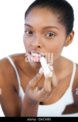 Pretty Woman mettendo balsamo per labbra sulle labbra Foto Stock