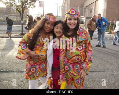 Blocco di Halloween party nella sezione di Kensington di Brooklyn, NY, 2010. Ragazze vestite come anni sessanta hippies. Foto Stock