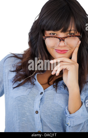 Giovane donna che indossa occhiali con la sua mano su hip Foto Stock