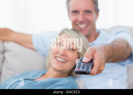 Coppia felice in un momento di relax a casa a guardare la tv Foto Stock