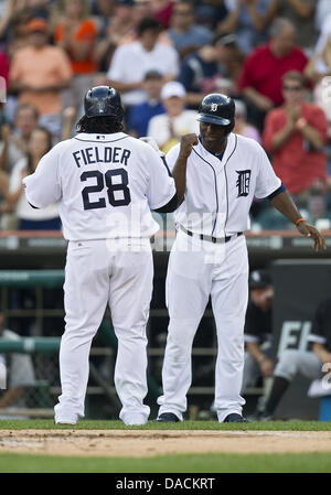 Detroit, Michigan, Stati Uniti d'America. 10 Luglio, 2013. Luglio 10, 2013: Detroit Tigers primo baseman Prince Fielder (28) e outfielder Torii Hunter (48) celebrare prima inning home run da Fielder durante la MLB azione di gioco tra il Chicago White Sox e Detroit Tigers al Comerica Park di Detroit, Michigan. Le tigri hanno sconfitto il White Sox 8-5. Credito: csm/Alamy Live News Foto Stock