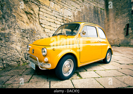 Vecchia fiat 500. parcheggio a San Marino. Foto Stock