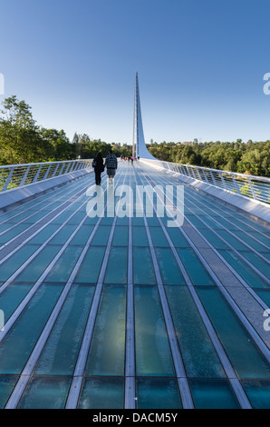 Redding California degli Stati Uniti. La meridiana ponte sopra il fiume Sacramento è stato progettato dall'architetto spagnolo Santiago Calatrava Foto Stock