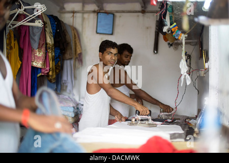 Baraccopoli abitazioni sul carter Road, Mumbai, piccola lavanderia business un Foto Stock