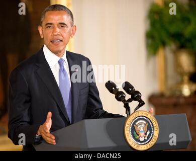 Washington DC, Stati Uniti d'America. 10 Luglio, 2013. Il Presidente Usa Barack Obama affronta il pubblico prima di presentare il 2012 medaglie Nazionale delle Arti e delle scienze umanistiche nel corso di una cerimonia che si terrà nella Sala Est della Casa Bianca di Washington, DC. Stati Uniti d'America, il 10 luglio 2013. Foto: Ron Sachs/CNP/dpa/Alamy Live News Foto Stock