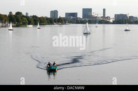 Due donne yound viaggi attraverso Alster esterno ed il lago in un pedalò ad Amburgo, Germania, 28 settembre 2011. Foto: Danial Bockwoldt Foto Stock