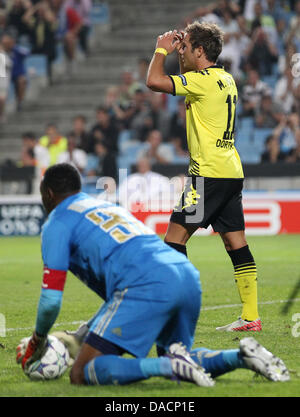 Dortmund's Mario Götze (r) guarda sconsolato durante la Champions League gruppo F partita di calcio tra Olympique Marsiglia e Borussia Dortmund allo Stade Vélodrome a Marsiglia, Francia, 28 settembre 2011. Foto: Friso Gentsch dpa +++(c) dpa - Bildfunk+++ Foto Stock