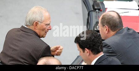 Il Ministro tedesco delle finanze Wolfgang Schaeuble parlare con Peer Steinbrueck (SPD, R) nel Bundestag tedesco a Berlino, Germania, 29 settembre 2011. Il Bundestag avrà una votazione per appello nominale sull'Euro pacchetto di salvataggio di oggi. Foto: Wolgang Kumm Foto Stock