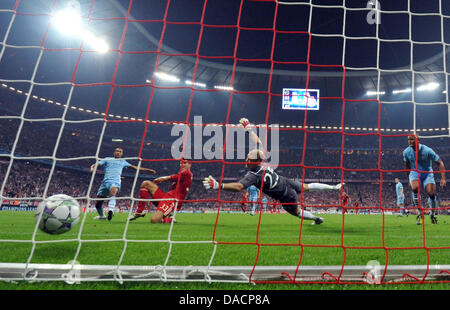 Monaco di Baviera è Mario Gomez segna un gol contro il Manchester il portiere Joe Hart durante la Champions League gruppo A, 2 match tra FC Bayern Monaco e il Manchester City a stadio Allianz Arena di Monaco di Baviera, Germania, il 27 settembre 2011. Foto: Andreas Gebert Foto Stock