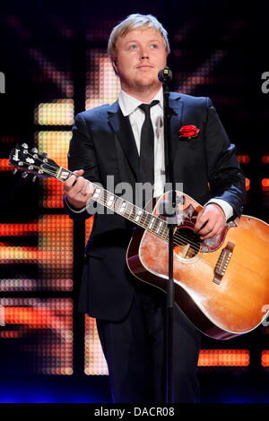 Il musicista norvegese Kurt Nilsen esegue durante il XVII assegnazione del premio media "Goldene Henne' a Berlino, Germania, 28 settembre 2011. Il gala si svolge in onore di the entertainer Helga 'Henne' Hahnemann, morto nel 1991. Foto: Andreas Lander Foto Stock