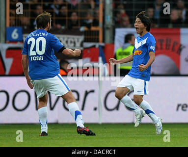 Bochum il Takashi Inui la (R) e Faton Toski celebrare durante il secondo match della Bundesliga VfL Bochum vs Fortuna Duesseldorf a rewirpower Stadium di Bochum, Germania, 10 dicembre 2011. Foto: Revierfoto Foto Stock