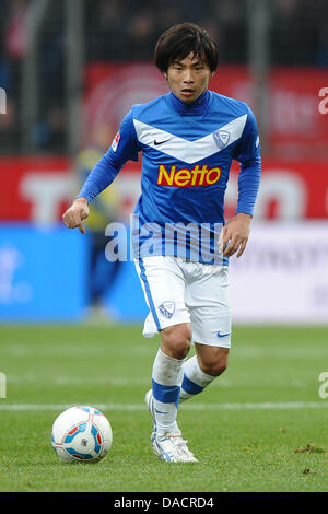 Bochum il Takashi Inui la dribbling la sfera durante la Seconda Bundesliga tedesca corrispondono VfL Bochum vs Fortuna Duesseldorf a rewirpower Stadium di Bochum, Germania, 10 dicembre 2011. Foto: Revierfoto Foto Stock