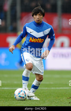 Bochum il Takashi Inui la dribbling la sfera durante la Seconda Bundesliga tedesca corrispondono VfL Bochum vs Fortuna Duesseldorf a rewirpower Stadium di Bochum, Germania, 10 dicembre 2011. Foto: Revierfoto Foto Stock