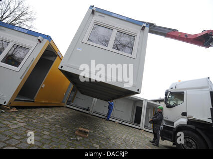 Nuovi contenitori di custodia della polizia sono impostati al Cannstatter Wasen a Stoccarda, Germania, 13 dicembre 2011. La polizia ha preso le precauzioni per essere preparati per i conflitti con gli avversari del controverso le costruzioni ferroviarie progetto Stuttgart 21 mentre le opere di costruzione coninue presso la stazione centrale di Stoccarda. Foto: FRANZISKA KRAUFMANN Foto Stock