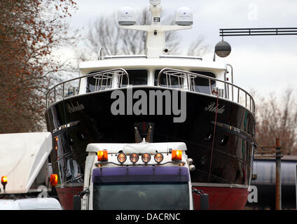 Mit einem Tieflader wird am Dienstag (13.12.2011) die 20 Meter grosse niederländische Stahlyacht "Pobeda" zur Düsseldorfer Messe gefahren. Das Schiff ist eines der Ersten Ausstellungsstücke für die Wassersportmesse 'boot 2012', die vom 21. bis 29. Januar 2012 in allen Düsseldorfer Messehallen stattfindet. Foto: Roland Weihrauch dpa/lnw Foto Stock