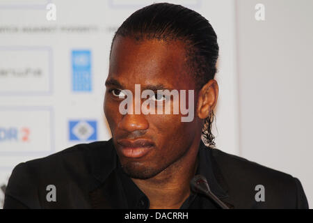 FC del Chelsea Didier Drogba (Costa d Avorio) colloqui nel corso di una conferenza stampa tenutasi ad Amburgo, Germania, 13 dicembre 2011. Una selezione di ex internation soccer pro sono la riproduzione di Hamburger SV in vantaggio corrisponde opzione 'Come contro la povertà' a Imtech Arena di Amburgo questa sera. Foto: MALTE CRISTIANI Foto Stock