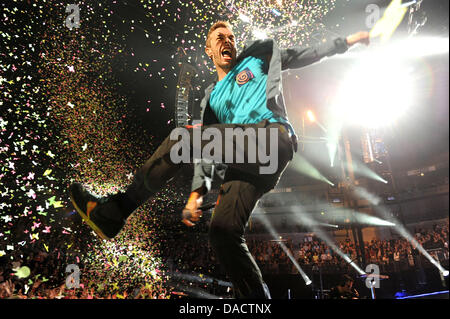 Il cantante Chris Martin del british pop rock band Coldplay esegue sul palco a Colonia, Germania, 15 dicembre 2011. Il concerto è stato l'inizio del loro tour attraverso la Germania. Foto: Henning Kaiser Foto Stock